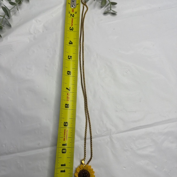 Chic Sunflower Necklace with Red Gemstone - Picture 4 of 4